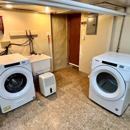 Building Photo - 135 N Carol Blvd