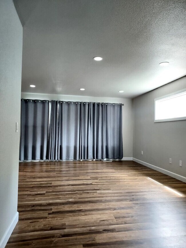 Building Photo - 2 Story Remodeled Single-Family Home in Po...