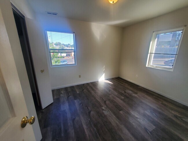 Building Photo - 675 NE Stadium Way