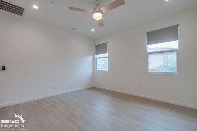 Building Photo - Stunning 3Bdm 2.5Ba Townhouse in Gated Com...