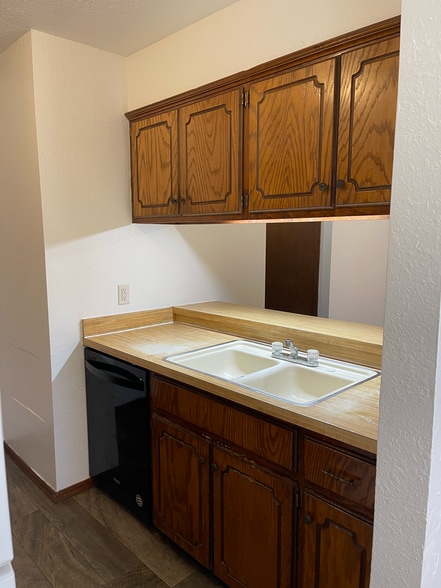 Kitchen - 908 Acacia Cir