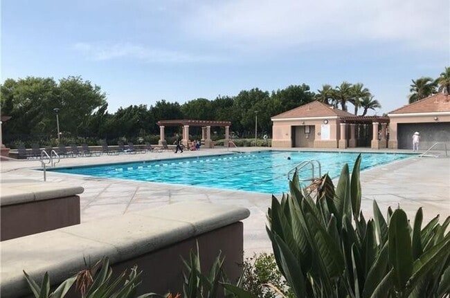 Building Photo - Spacious 3Bd 2.5Ba Home w/Den