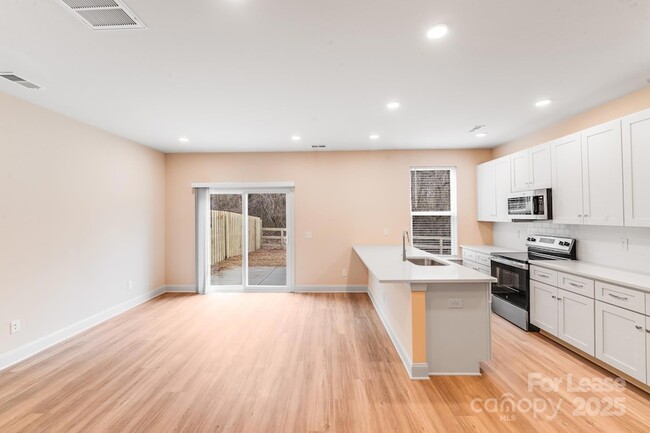 Building Photo - 645 Brookwood St