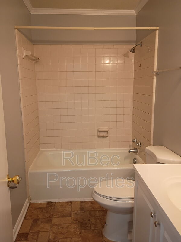 Building Photo - 913 Nottingham Dr