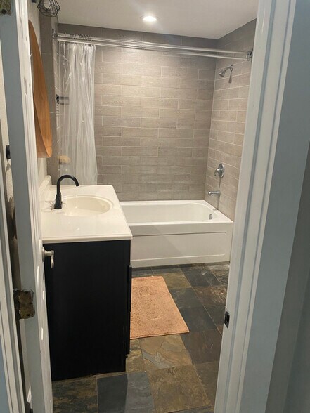 Building Photo - 175 Thunderbird Dr