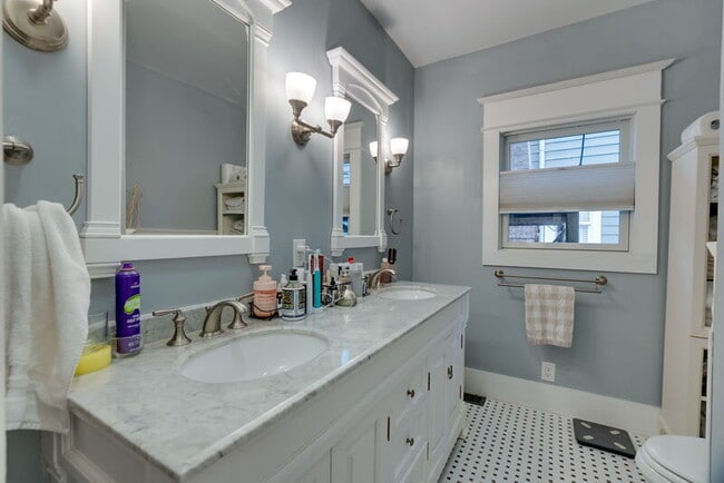 Building Photo - 3321 NE Peerless Pl