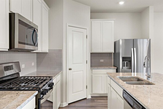Building Photo - 120 Longmount Cv