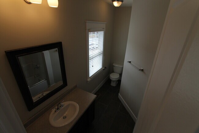 Building Photo - Large 3 bedroom 2.5 bath remodeled home! L...