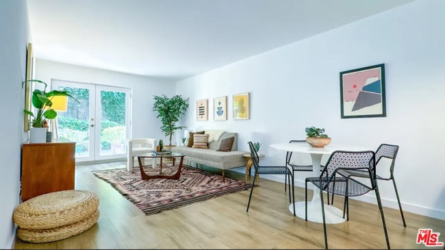 Building Photo - 532 N Rossmore Ave