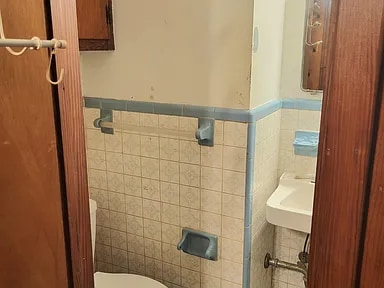 Building Photo - 1032 Capri Cir