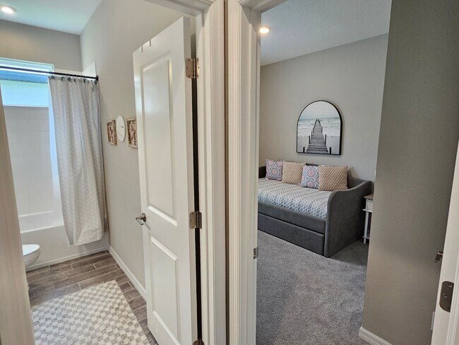 Building Photo - Annual Furnished or Seasonal Short-Term 4 Bedroom 2.5 Bathroom Home in Palmero!