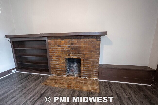 Building Photo - "Charming 3-Bed Duplex Retreat in Indianapolis – Spacious 1,318 Sq Ft with Modern Amenities!"