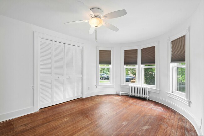 Building Photo - 290 Soundview Ave