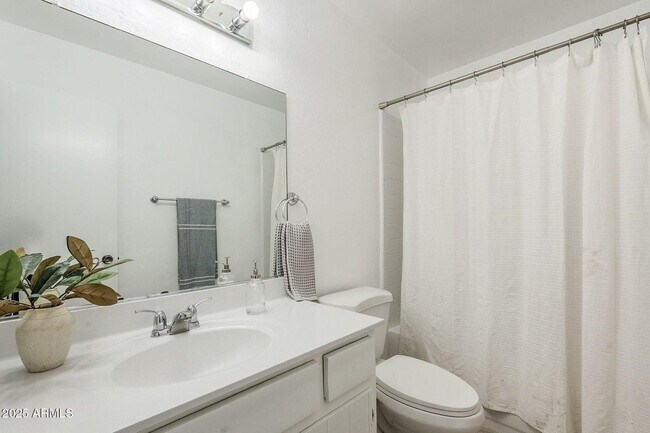 Building Photo - 16 W Loma Vista Dr