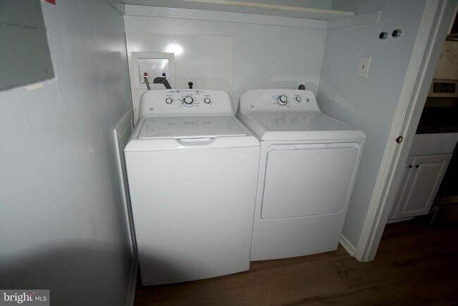 Building Photo - 206 Hickory Ct