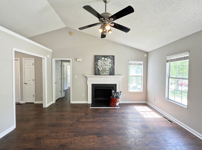 Building Photo - Lovely 3bd 2ba  In the heart of Wake Fores...