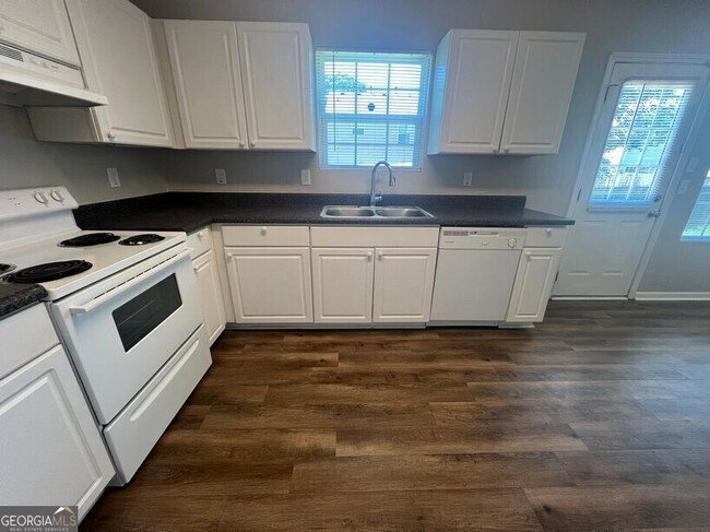 Building Photo - 309 Goldenrod Dr