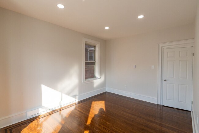 Building Photo - 5003 Pine St