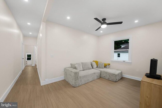 Building Photo - 75 Dreamland Park Dr