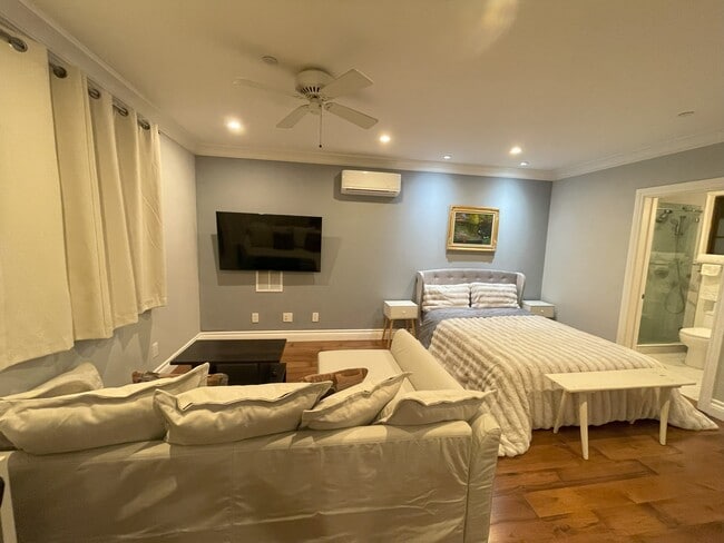 Building Photo - 1215 Altamead Dr