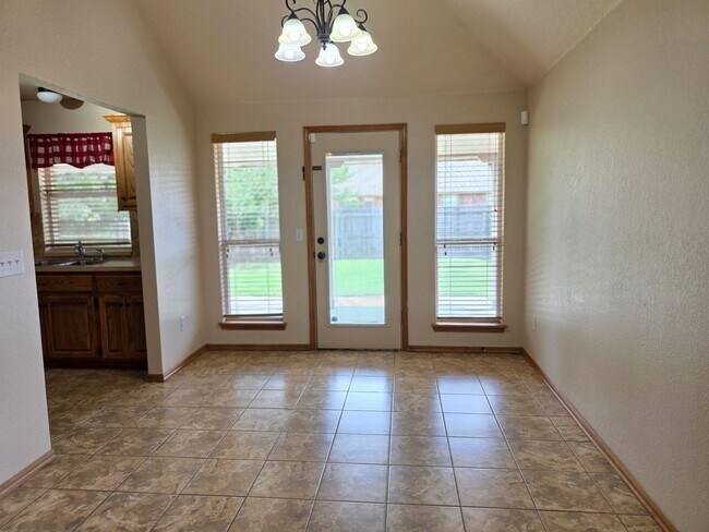 Building Photo - Great Home in Edmond School District + Ref...