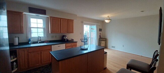 Building Photo - Luxurious And Spacious 3 Bed 2 Bath Brick ...