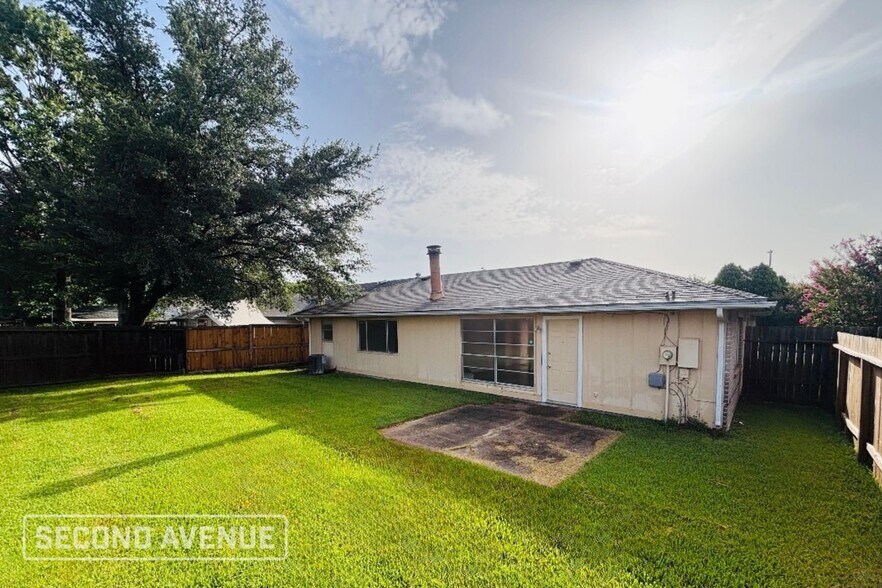 Building Photo - 3734 Xenophon Dr
