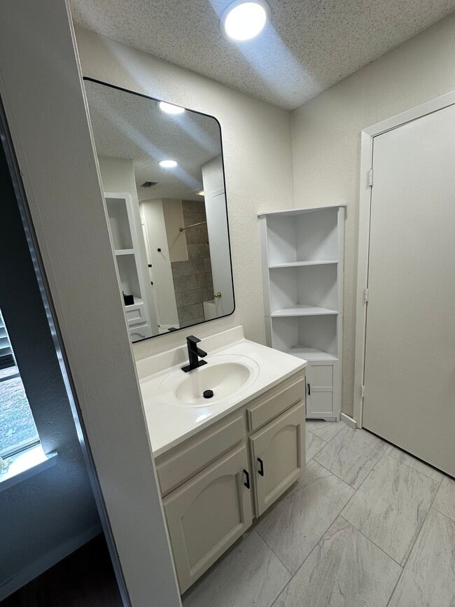 Building Photo - 8608 Brookridge Dr