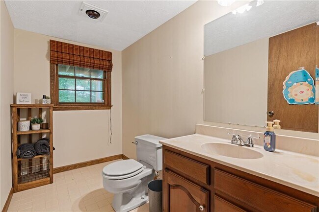 Building Photo - 766 Chesterfield Dr