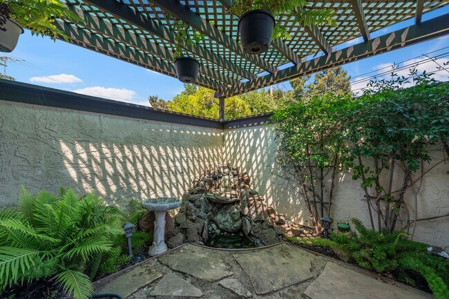 Building Photo - 3 Bedroom 2.5 Bathroom SFH in Los Altos!