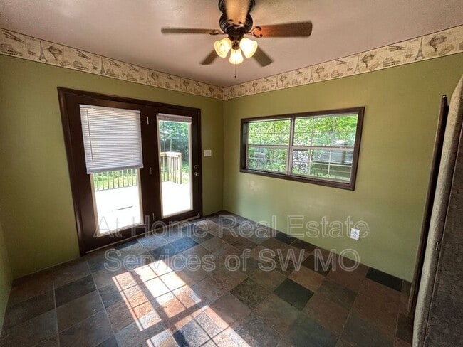 Building Photo - 818 W Monroe Terrace