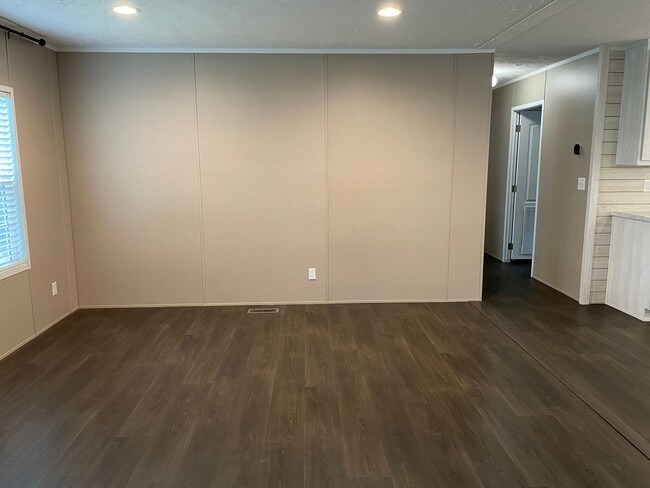 Building Photo - Unfurnished 3 Bedroom 2 Bathroom House in ...