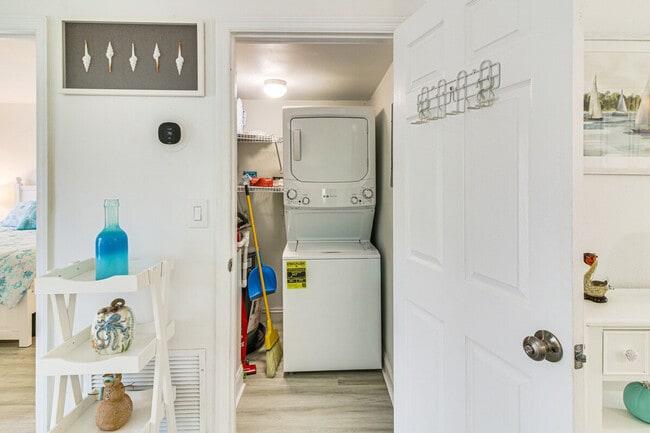 Building Photo - 9860 Leeward Ave