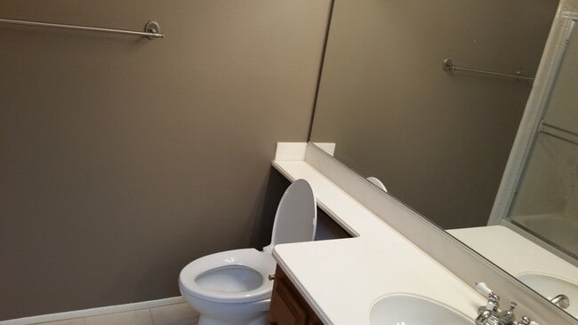 Building Photo - 2BED/2.5BATH