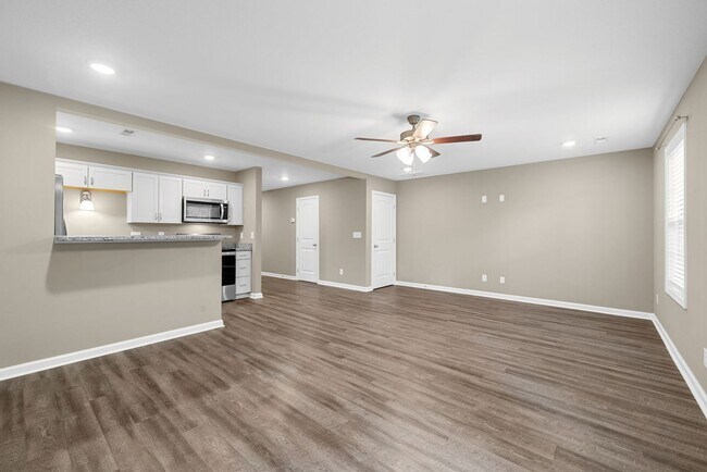 Building Photo - Sophisticated Sango Townhouse in a Gated C...