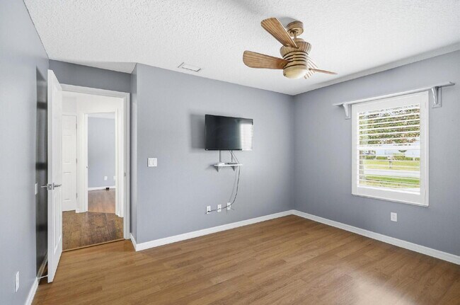 Building Photo - "Charming 3-Bedroom Home with 2 Full Baths and 2032 Sq Ft of Comfort in Palm Coast!"