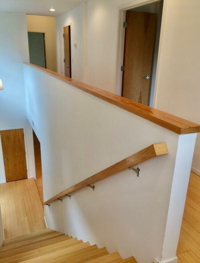 Building Photo - 2466 Lake Dr SE