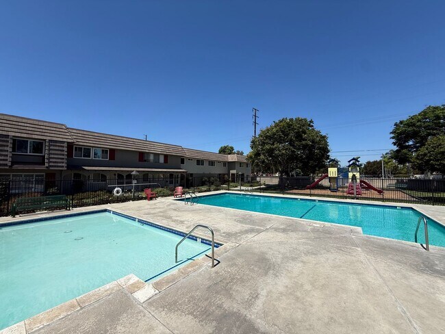 Building Photo - 4661 Larwin Ave