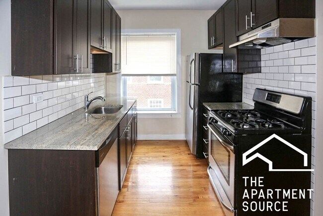 Building Photo - 2000 W Foster Ave