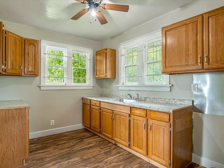 Primary Photo - 5611 Hallows Ave