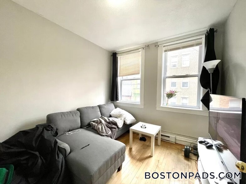 Building Photo - 161 Endicott St