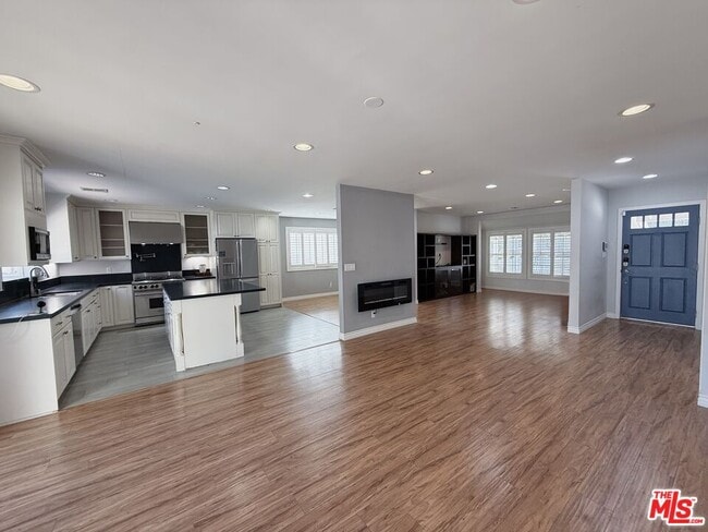 Building Photo - 5932 Cahill Ave