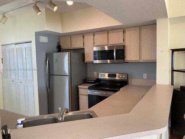 Building Photo - 751 SW 148th Ave