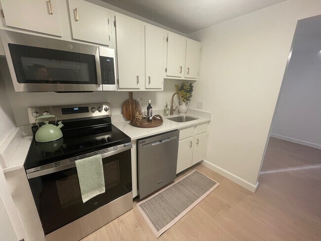 Building Photo - 16 Erick Rd