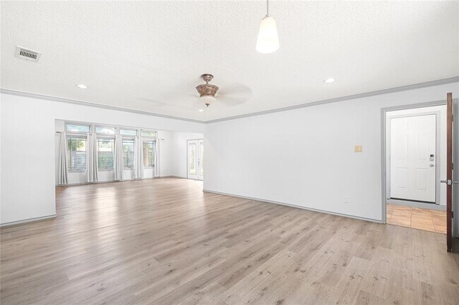 Building Photo - 1604 Springdale Rd