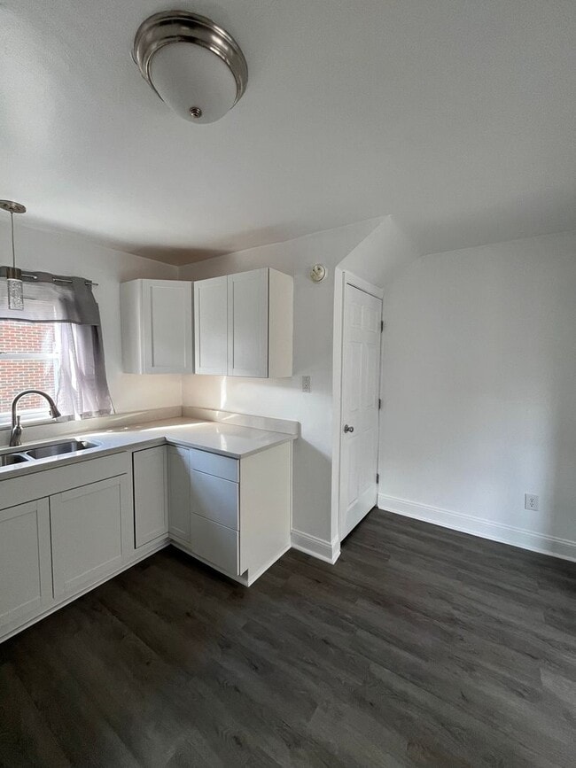 Building Photo - Three Bedroom Single Family House