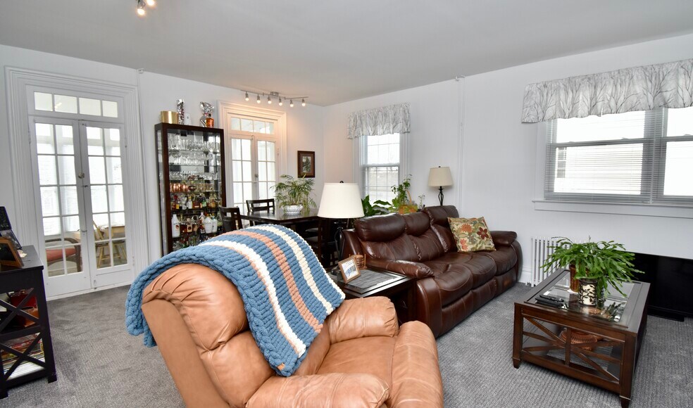 Building Photo - 4 Elm St