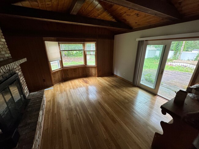 Building Photo - Lovely Ranch house available