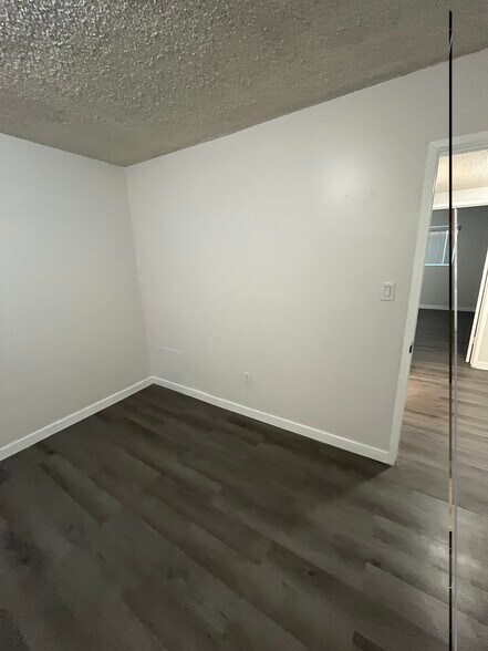 Building Photo - 385 Vernon Dr