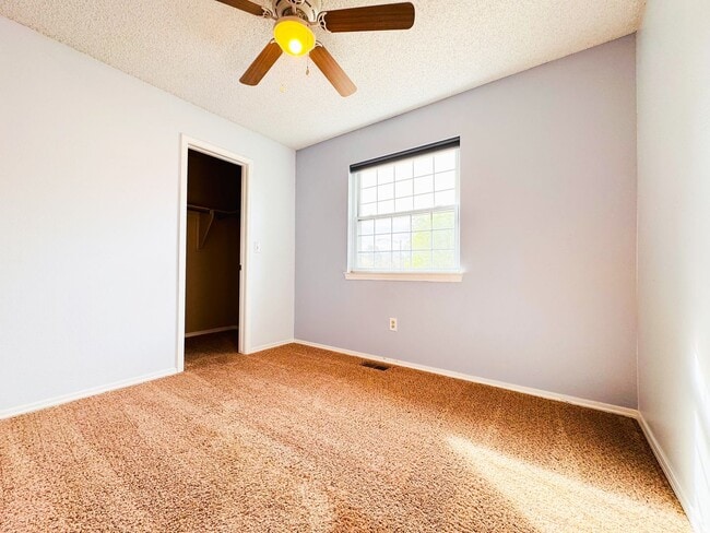Building Photo - 4 bedroom with large backyard